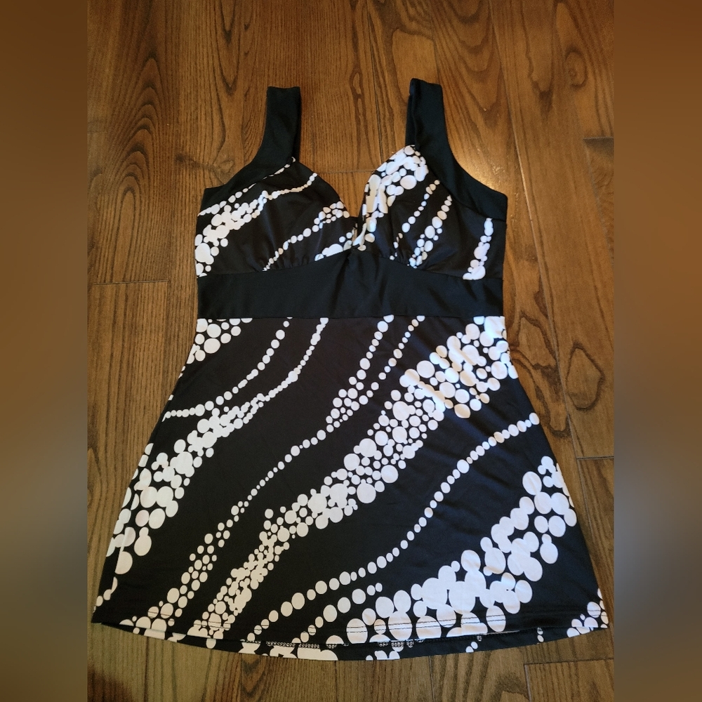 BLACK and WHITE Top, Like New, excellent condition, some stretch.